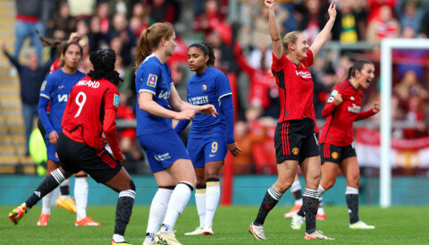 Melvine Malard, Lisa Fjeldstad Naalsund og Katie Zelem jubler etter sluttsignalet i FA-cupsemifinalen mot Chelsea Women, 14. april 2024.