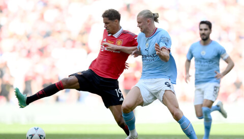 Raphael Varane og Erling Haaland i finalen i FA-cupen 2023