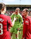 Rachel Williams, Mary Earps og Katie Zelem diskuterer noe på Leigh Sports Village etter kamp, 21. april 2024.