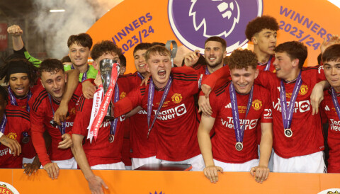 U18-laget feirer etter å ha vunnet U18 Premier League Cup-finalen mot City, 23. april 2024.