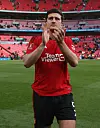 Harry Maguire applauderer (fansen) etter semifinaleseieren mot Coventry på Wembley, 21. april 2024.