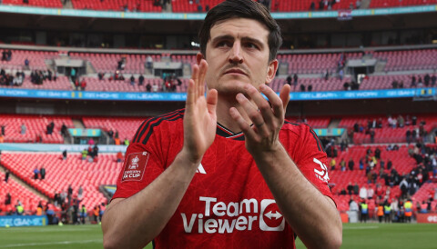 Harry Maguire applauderer (fansen) etter semifinaleseieren mot Coventry på Wembley, 21. april 2024.