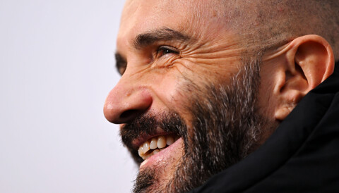 Leicester-manager Enzo Maresca smiler, 12. april 2024.