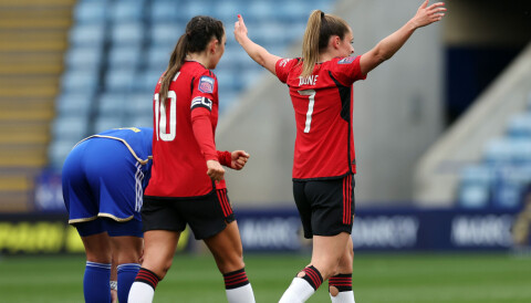 Ella Toone og Katie Zelem feirer førstnevntes mål mot Leicester Women, 28. april 2024.