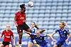 Melvine Malard rager over alle og header ballen borte mot Leicester City Women, 28. april 2024.