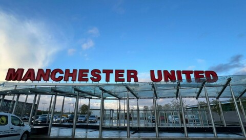 United-navnet fotografert på parkeringsplassen på Carrington.