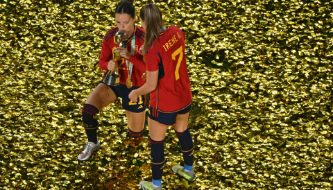 Claudio Zornoza og Irene Guerrero med VM-troféet etter finalen i VM 2023. Spania-England. 20. august 2023.