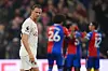 Jonny Evans frustrert med jublende Crystal Palace-spillere i bakgrunnen, 6. mai 2024.