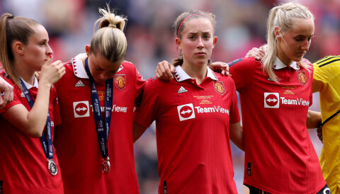 Ella Toone, Alessia Russo, Maya Le Tissier og Millie Turner som ser skuffet ut etter FA-cupfinalen 2023 på Wembley. Manchester United Women tapte der mot Chelsea. 14. mai 2023.