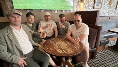 Kim Borg og venner på pub til pub-runde i Manchester.