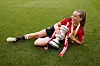 Ella Toone ligger på Wembley-gressmatta med FA-cuptroféet, 12. mai 2024.