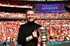 Marc Skinner med FA-cuptroféet etter at Manchester United Women vant FA-cupfinalen 4-0 mot Tottenham på Wembley, 12. mai 2024.