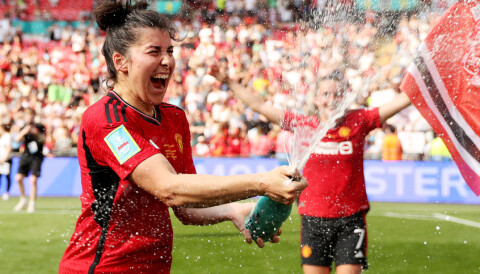 Lucía Garcías champagnefeiring på Wembley etter å ha blitt tomålsscorer i FA-cupfinalen (4-0 mot Tottenham Hotspur). 12. mai 2024.