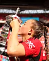 Maya Le Tissier kysser FA-cuptroféet på Wembley etter 4-0-seieren i FA-cupfinalen mot Tottenham, 12. mai 2024.