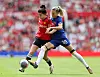 Lucía García i duell med Chelsea Women-spiller Nathalie Björn på Old Trafford, 18. mai 2024.