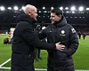 Erik ten Hag og Mauricio Pochettino hilser på hverandre før kamp på Old Trafford, 6. desember 2023.