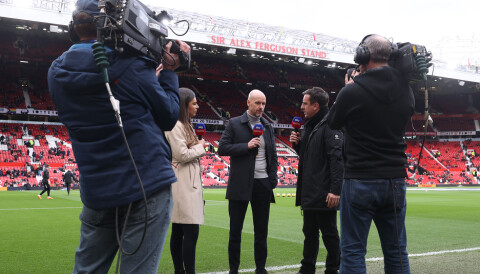 Erik Ten Hag fyrer løs mot fotballeksperter i England. Her i et intervju med Sky Sports-ekspert Gary Neville.