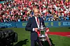 Erik ten Hag, 25. mai 2024 med FA-cuptroféet på Wembley etter å ha slått Manchester City 2-1 i finalen, Trophy.