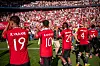 Raphaël Varane, Marcus Rashford, Aaron Wan-Bissaka, Sofyan Amrabat og Amad Diallo – alle med ryggen mot kamera – applauderer United-fansen på Wembley etter FA-cupfinaletriumfen, 25. mai 2024.
