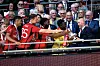 Erik ten Hag får FA-cuptroféet av Jonny Evans, André Onana, Willy Kambwala og Raphaël Varane, 25. mai 2024.