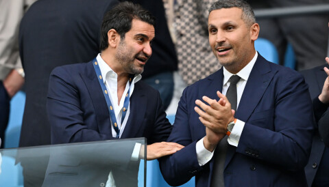 Newcastle og City – her representert ved Newcastle-medeier Mehrdad Ghodoussi og Citys Khaldoon Al Mubarak – er nok fort klubbene som vil dra mest nytte av en regelendring. Saudi/UAE. Newcastle co-owner Co-Owner of Newcastle United, Mehrdad Ghodoussi og Chairman of Manchester City, Khaldoon Al Mubarak, 19. august 2023.