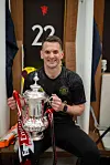 Tom Heaton med FA-cuptroféet i garderoben på Wembley, 25. mai 2024 etter Manchester United 2-1 City.