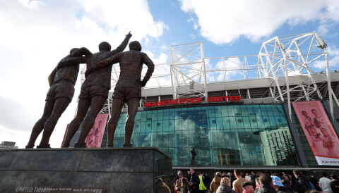 Vi har ledige billetter til kampen mot Leicester Trinity-statuen og East Stand-fasaden på Old Trafford, 24. februar 2024. General view.