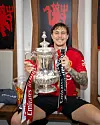 Victor Lindelöf med FA-cuptroféet i Wembley-garderoben, 25. mai 2024.