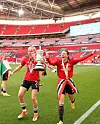 Millie Turner og Hannah Blundell med FA-cuptroféet på Wembley, 12. mai 2024. Manchester United Women 4-0 Tottenham.