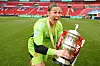 Mary Earps med FA-cuptroféet på Wembley, 12. mai 2024, Manchester United Women 4-0 Tottenham.