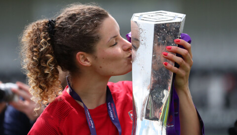 Dominique Janssen (den gang Bloodworth) kysser ligatroféet hun vant med Arsenal i 2018/19-sesongen, 11. mai 2019.