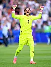 Yann Sommer feirer Sveits-mål i EM 2024, 29. juni 2024.