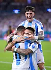 Alejandro Garnacho feirer med landslagslagkameratene Ángel Di María og målscorer Lautaro Martínez. Argentina 2-0 Peru, 29. juni 2024.