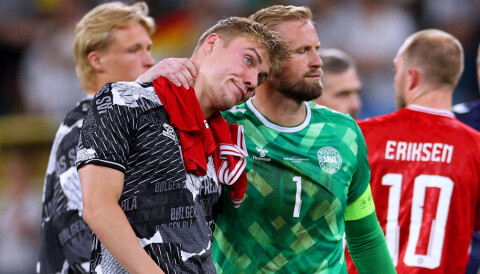 Rasmus Højlund trøstes av Kasper Schmeichel etter Tyskland 2-0 Danmark i EM, 29. juni 2024. Christian Eriksen i bakgrunnen.
