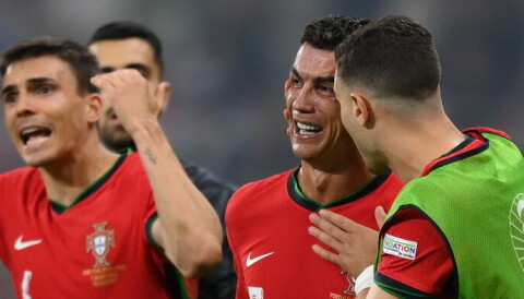Cristiano Ronaldo trøstes av Diogo Dalot etter å ha bommet på straffespark for Portugal mot Slovenia i EM-åttendedelsfinalen, 1. juli 2024.