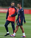 Casemiro i samtale med Ruud van Nistelrooy på trening.