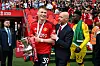Scott McTominay og Erik ten Hag med FA-cuppokalen etter triumfen mot Manchester City i mai 2023.