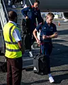 Scott McTominay og Jonny Evans går av flyet i Los Angeles.