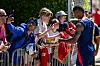 Marcus Rashford skriver autografer med fansen i USA.