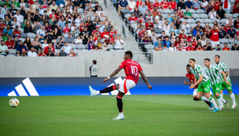 Sikker straffe fra Rashford. Rashford scorer på straffen mot Betis.
