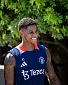En smilende Marcus Rashford på trening i Los Angeles.