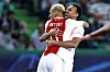 Antony og Mazraoui jubler sammen underveis i 5-1-seieren for Ten Hags Ajax borte mot Sporting Lisboa.
