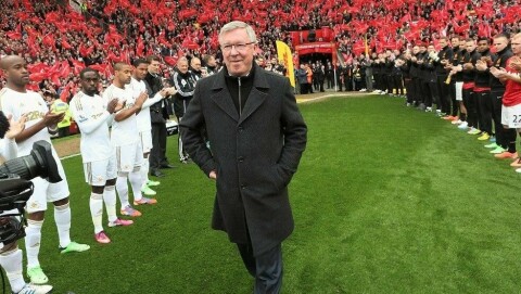 SISTE HJEMMEKAMP: United-manager Sir Alex Ferguson mottar en fantastisk hyllest fra Old Trafford i sin siste hjemmekamp som United-manager.