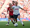 Celin Bizet Ildhusøy under FA-cupfinalen på Wembley for Tottenham, med Manchester Uniteds Katie Zelem og Lucía García i ryggen.