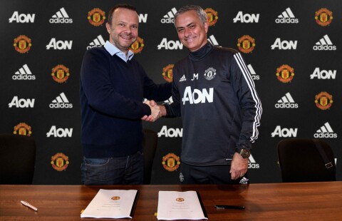 2018: José Mourinho og Ed Woodward poserer med ny kontrakt. Et snaut år senere var avtalen terminert.