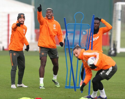 GUTTASTEMNING: Bruno Fernandes, Paul Pogba og Eric Bailly heier fram Alex Telles på trening. GUTTASTEMNING: Bruno Fernandes, Paul Pogba og Eric Bailly heier fram Alex Telles på trening.