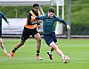 Chido Obi-Martin i duell med Declan Rice på Arsenal-trening i april.