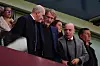 Omar Berrada, Sir Jim Ratcliffe og Sir Dave Brailsford sammen på tribunen mot Aston Villa.