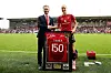 Dan Ashworth og Millie Turner markerer sistnevntes 150. kamp i United-drakta, før Manchester United 1-1 Arsenal, 3. november 2024.
