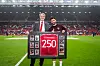 Sir Jim Ratcliffe og Bruno Fernandes markerer sistnevntes 250. Manchester United-kamp med en innrammet drakt.